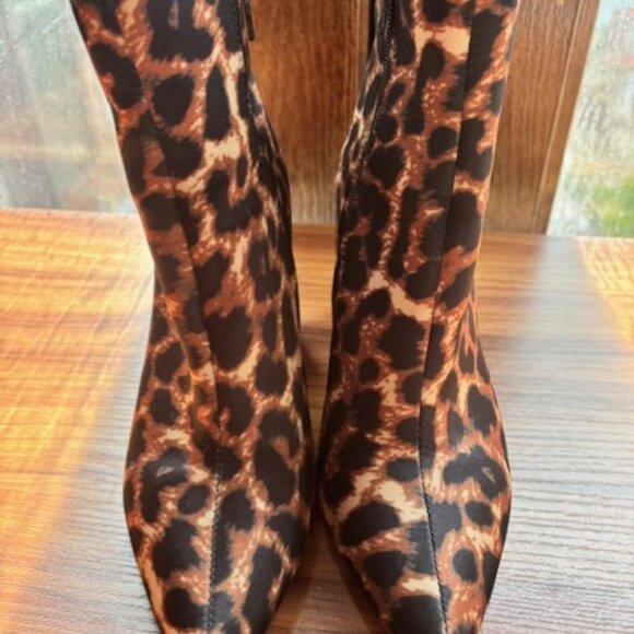 Betsey Johnson Black Red Kassie Leopard Ankle Boots 8.5M Chunky Heel Point Toe - Picture 3 of 10